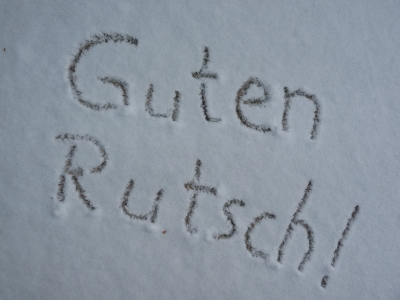 Schrift im Schnee "Guten Rutsch"